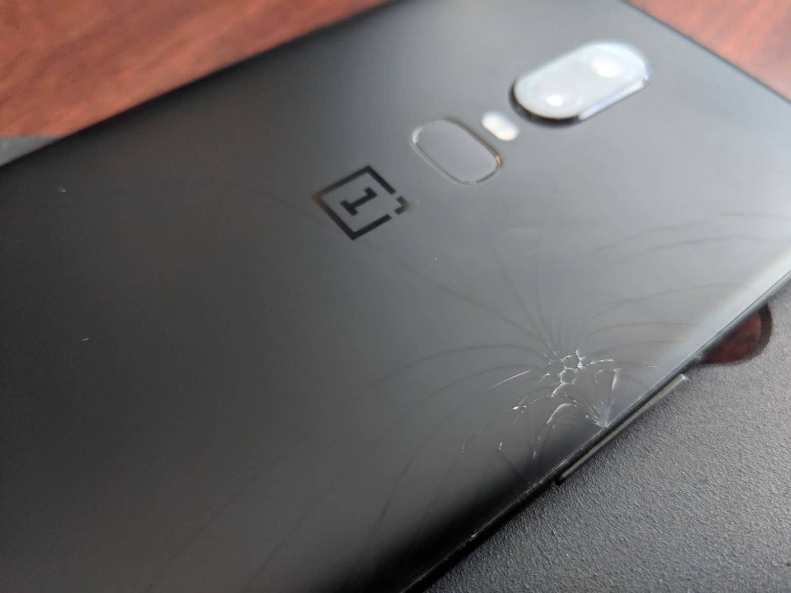 Владельцы OnePlus 6 жалуются на хрупкую крышку